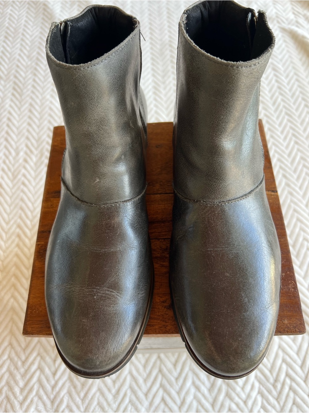 SOREL Women’s Size 11 Gray Leather Ankle Boots Side Zip Lug Sole Booties